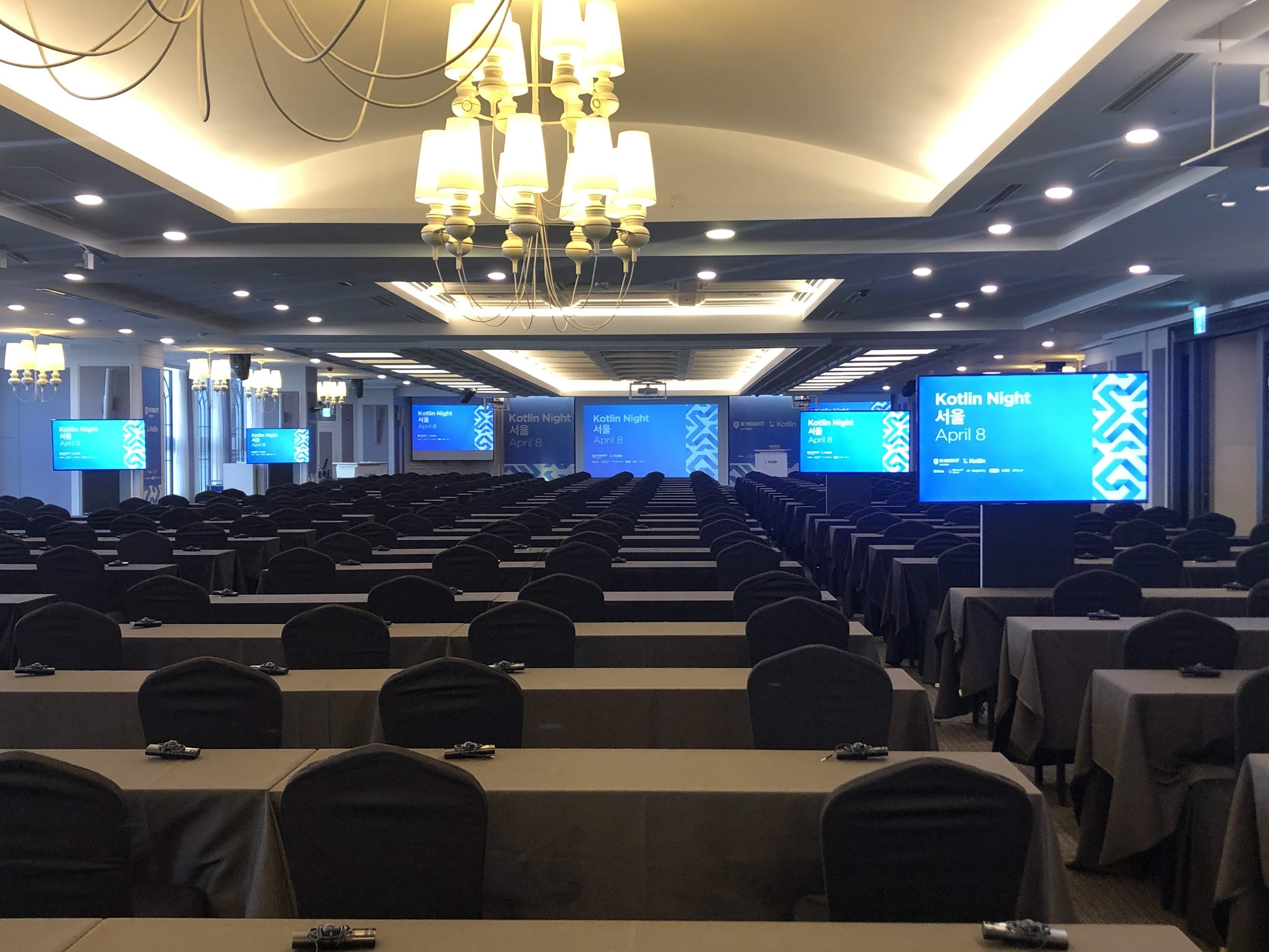 The venue was too large for its infrastructure, forcing us to install multiple monitors