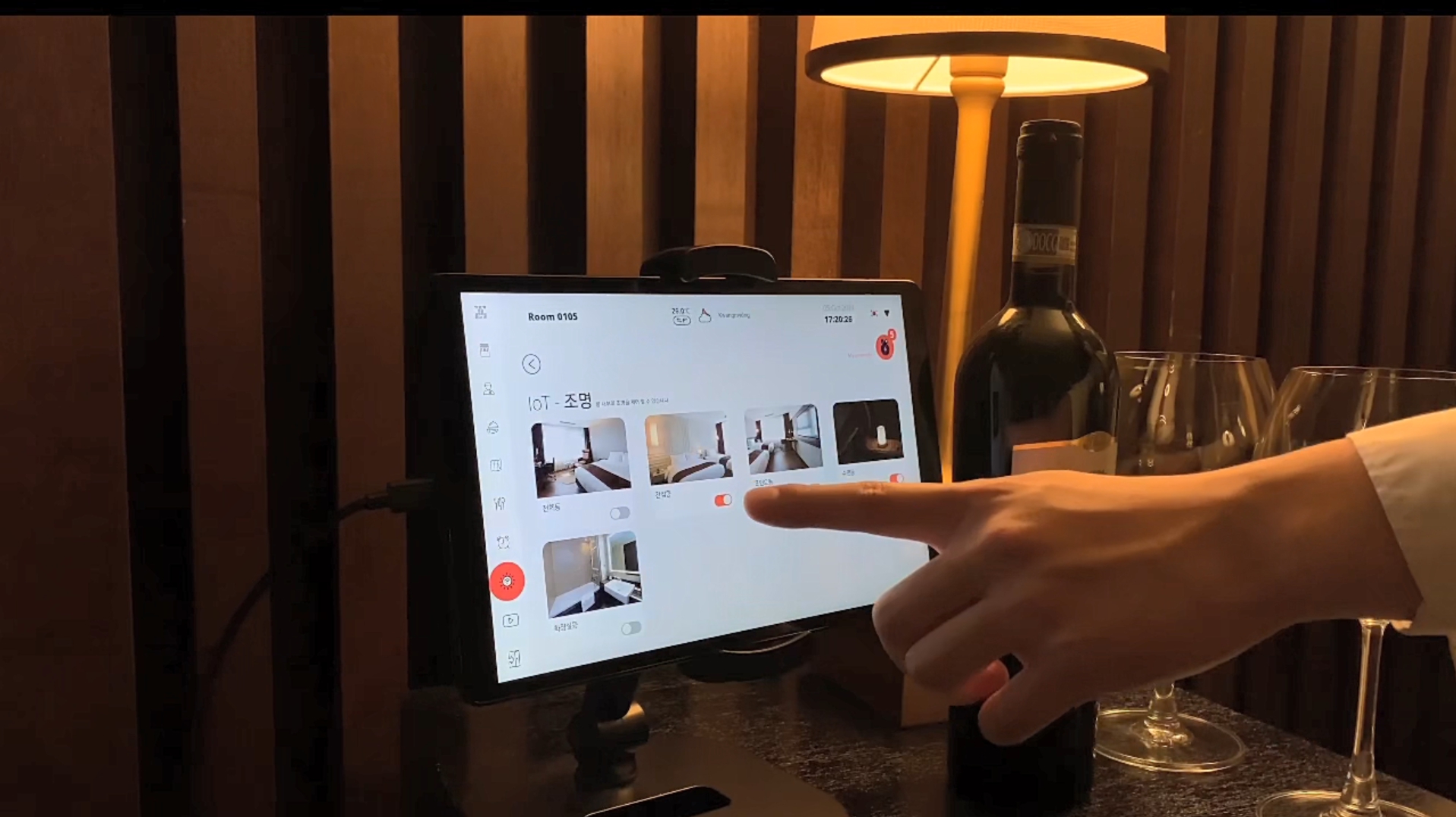 객실마다 설치된 단 하나의 태블릿 (출처 : DOWHAT)