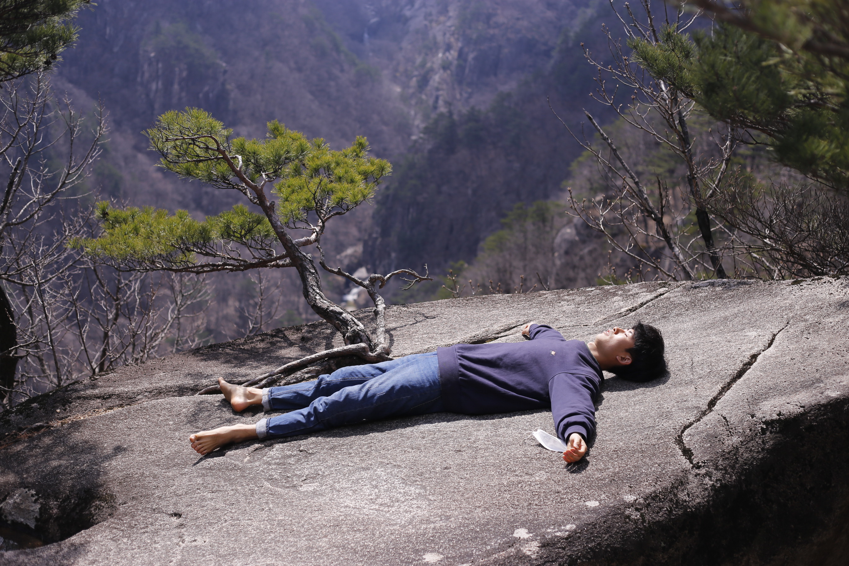 쉬는 시간에, 너른 바위 위에 누워 볕을 쬡니다.